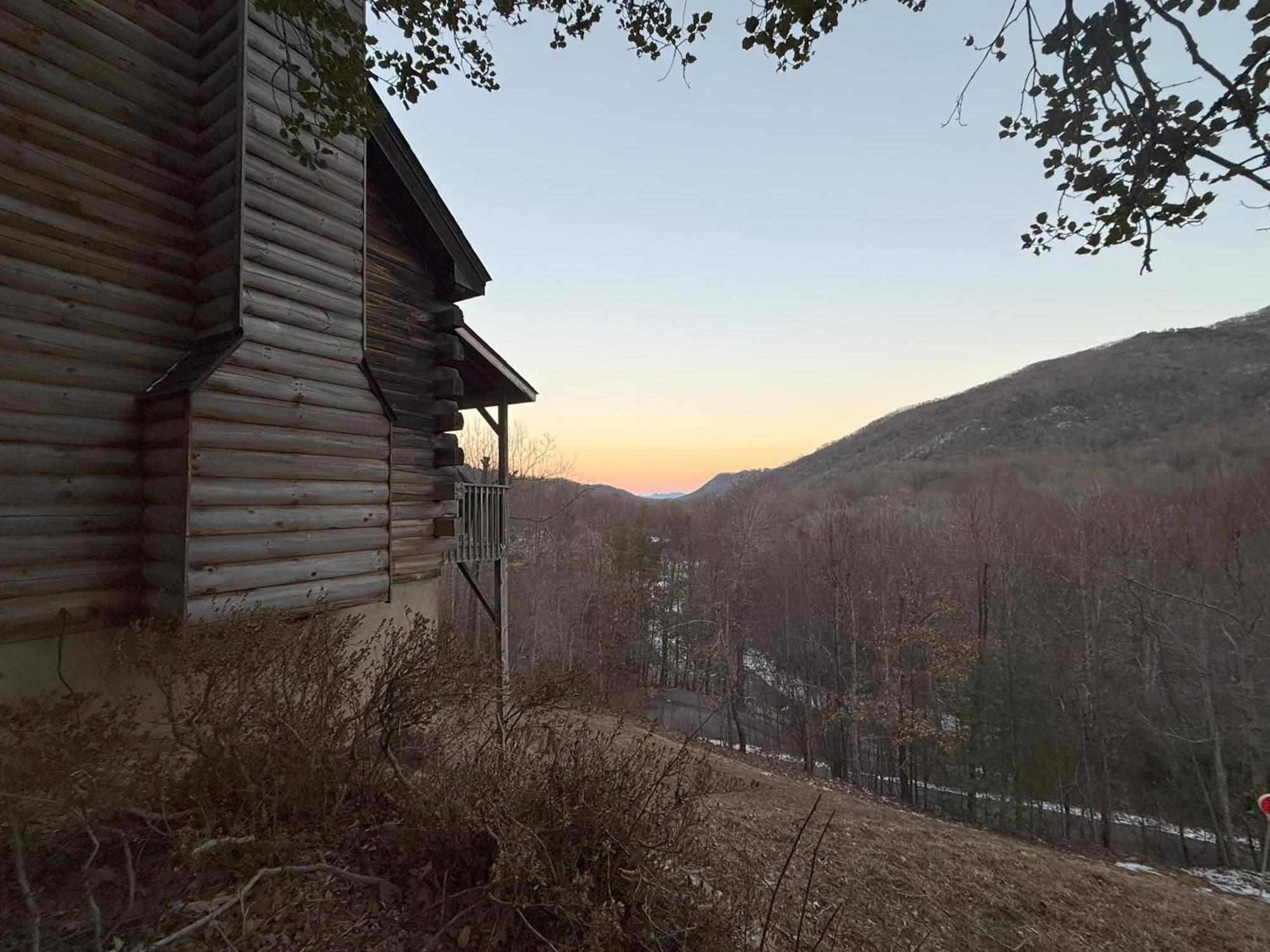 Cozy Bear Cabin-Stunning Mountain View, Dogs Welcome With Pet Rate マギー・バレー エクステリア 写真