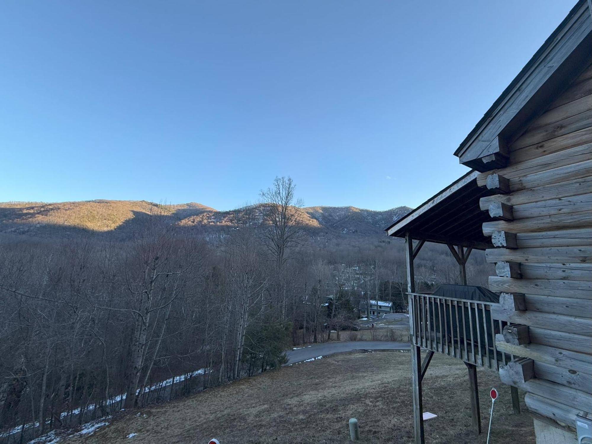 Cozy Bear Cabin-Stunning Mountain View, Dogs Welcome With Pet Rate マギー・バレー エクステリア 写真