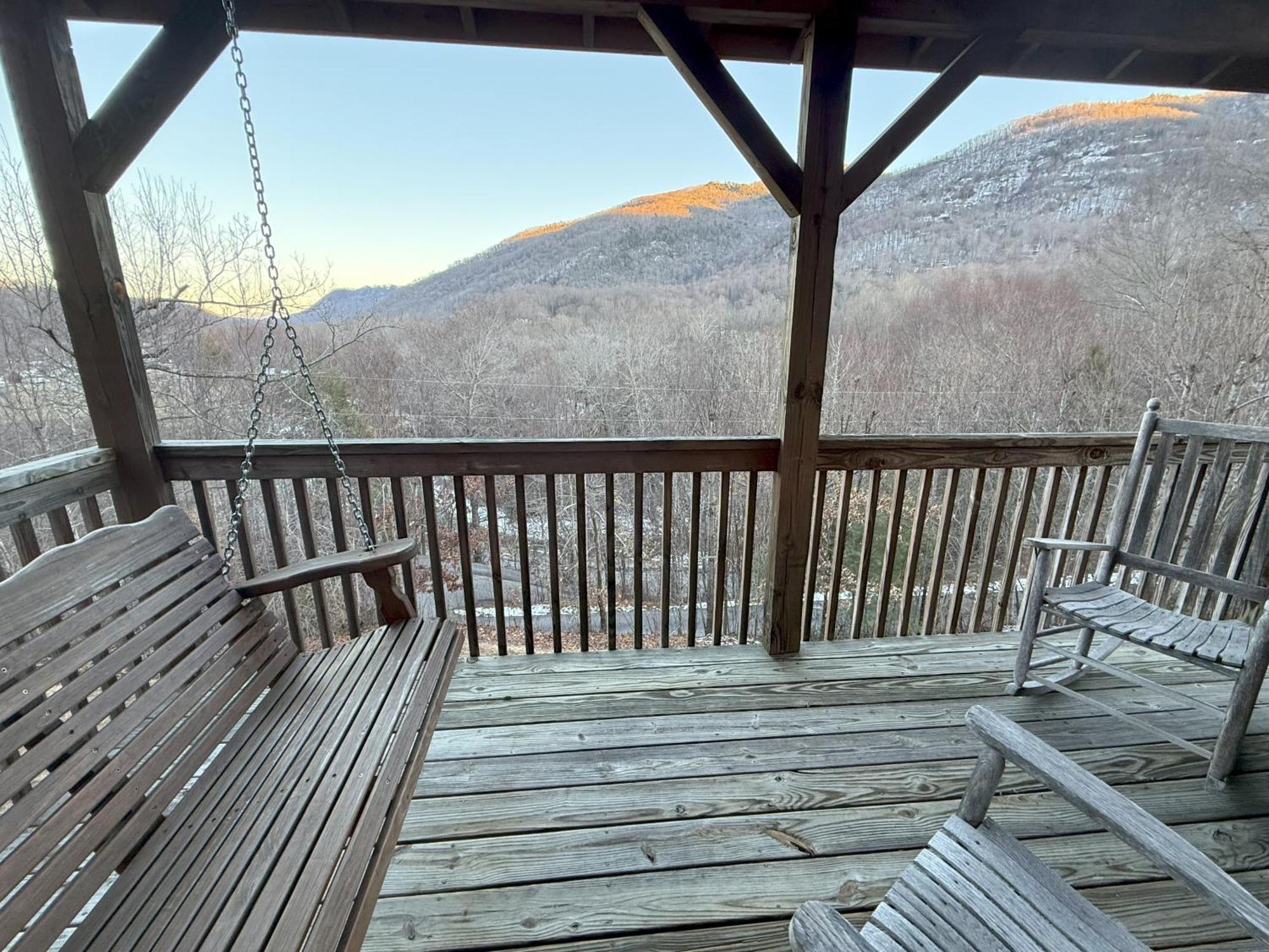 Cozy Bear Cabin-Stunning Mountain View, Dogs Welcome With Pet Rate マギー・バレー エクステリア 写真