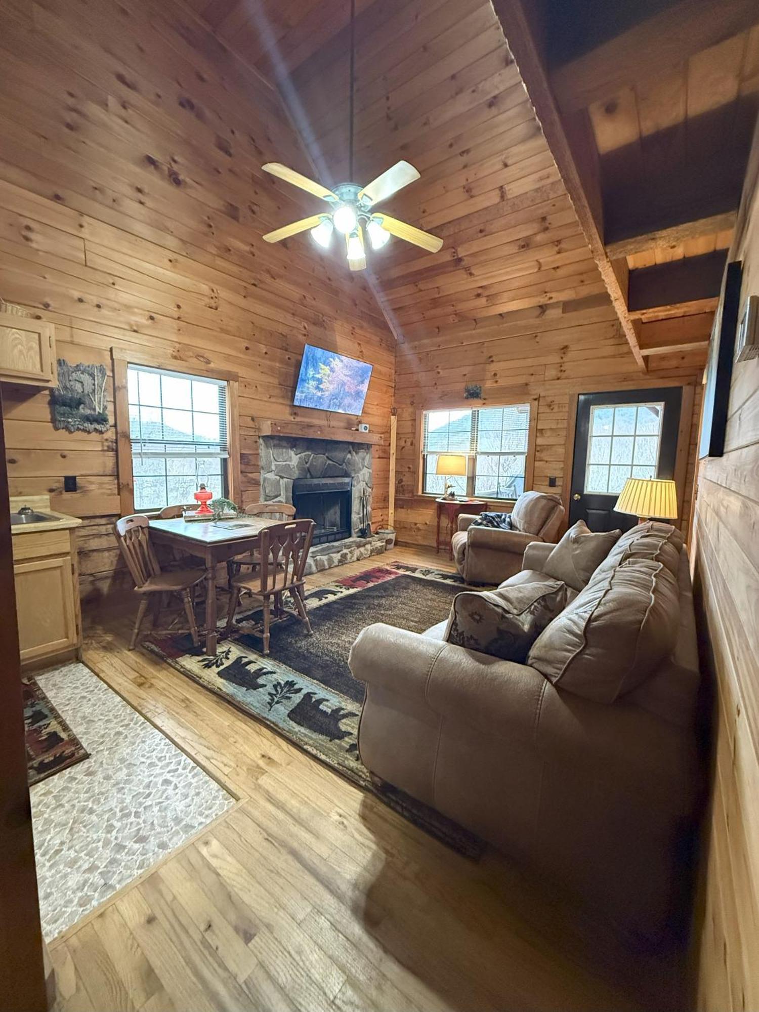 Cozy Bear Cabin-Stunning Mountain View, Dogs Welcome With Pet Rate マギー・バレー エクステリア 写真